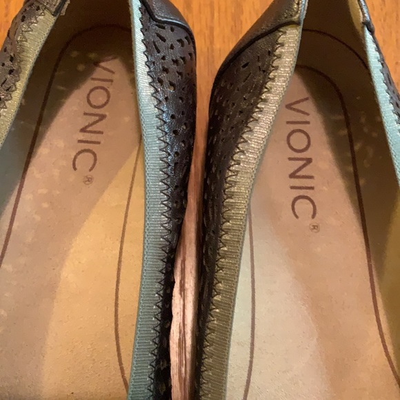 LIKE NEW In Box Vionic Pewter Robyn Style Flats - Picture 11 of 16